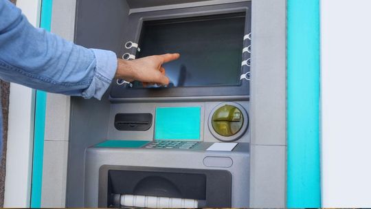 Bankomatowe oszustwa w Kujawsko-pomorskiem. Klientom bankomatów zaczęły znikać pieniądze Bankomatowe oszustwa w Kujawsko-pomorskiem. Klientom bankomatów zaczęły znikać pieniądze