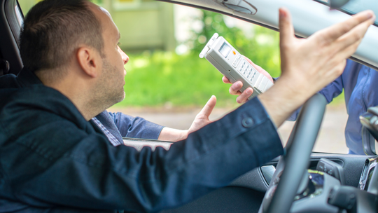 Picie alkoholu przez kierowców, brawura i zakaz prowadzenia to niebezpieczna mieszanka