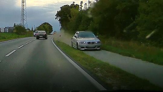 Wziął BMW ojca i wyprzedzając, zjechał nagle na ścieżkę rowerową [FILM]