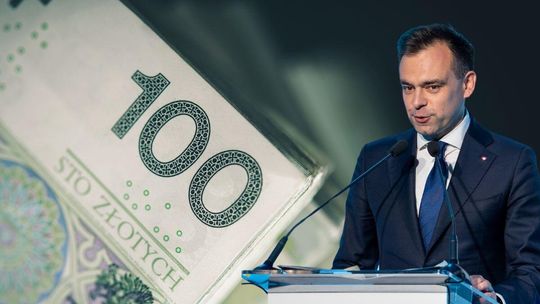 Polityczna walka o pensję minimalną. Ministra informuje, a minister dementuje