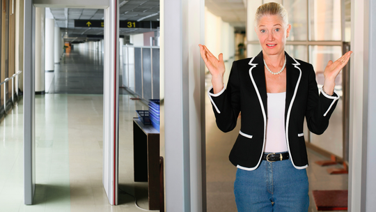 Specjalne bramki przed wejściem do szpitali wykryją broń. Co to da? Specjalne bramki przed wejściem do szpitali wykryją broń. Co to da?