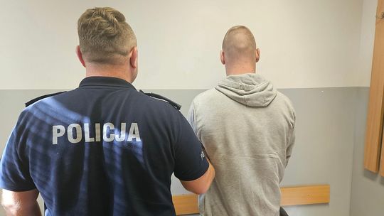 Był poszukiwany, więc uciekał. Po uderzeniu w drzewo... uciekał dalej