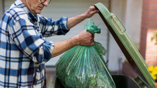 Ludzie nie płacą za śmieci, chociaż je produkują. Wzrastają koszty transportu