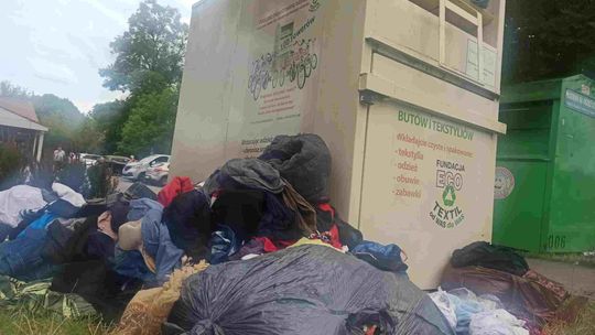 Chcą zmian w segregowaniu tekstyliów. Biedronka i PCK piszą do premiera