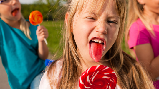 Chce zakazu reklamy słodyczy. Bo szkodzą podobnie jak alkohol Chce zakazu reklamy słodyczy. Bo szkodzą podobnie jak alkohol