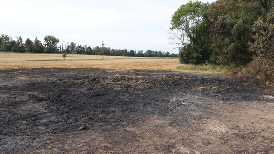 Chodził po nocach po polach i podpalał baloty słomy