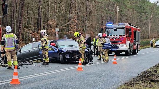 Nie zmieścili się na drodze. Czołowe zderzenie