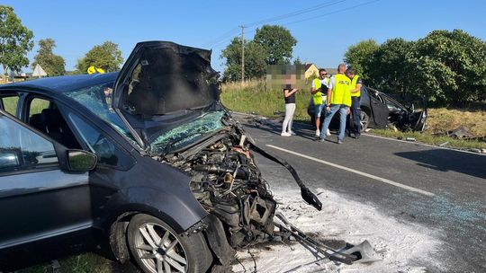 Czołowe zderzenie wskutek błędu kierowcy forda. Dziecko straciło rodziców