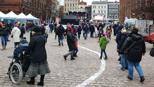 Do puszek wpadały pieniądze, a w mieście padały rekordy