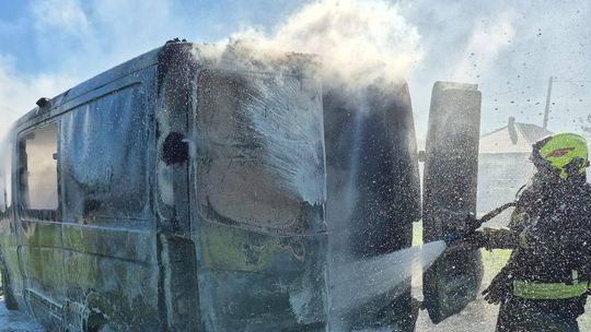 Dostawczak zapalił się podczas postoju przed domem