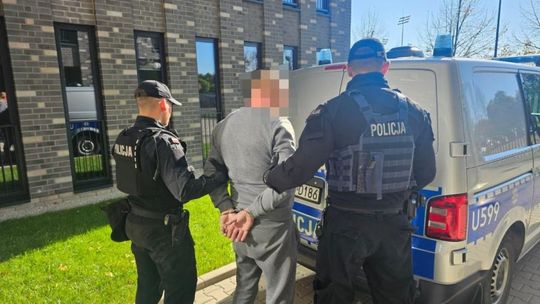 Ojciec i syn przykuli seniorkę do kaloryfera. Dramatyczny telefon z lasu