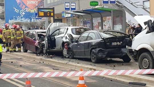 Rozpędzony samochód wjechał w pieszych na przystanku. Ranne dzieci