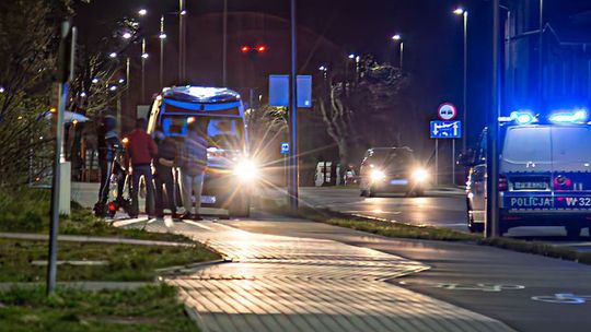 Dwaj lekarze i dwaj policjanci podjęli resuscytację na ulicy. Uratowali kobietę dzięki konsekwencji