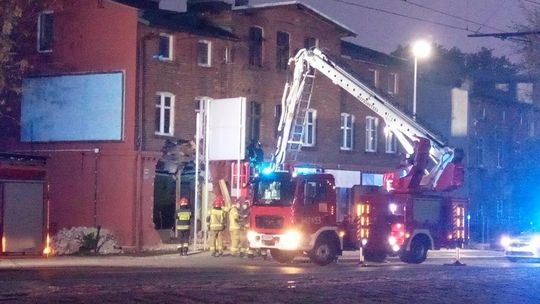 Dziura w budynku jak po wojnie. Okazuje się, że to kierowca lawety