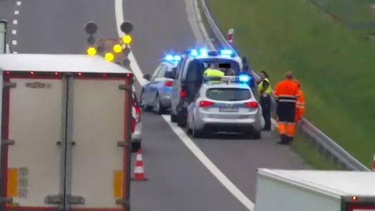 Najpierw na drodze ekspresowej cofał, a potem uciekał przed policją [WIDEO]