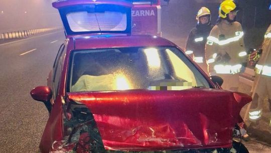 Groźne zdarzenie na drodze. Śliska nawierzchnia i marznące opady przyczyną wypadku