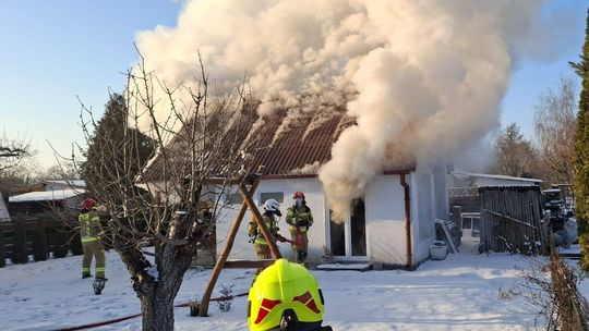 Groźny pożar zajął zamieszkały domek na działkach