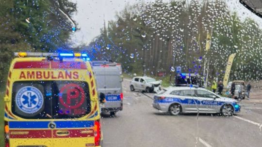 Groźny wypadek w Czarnowie. Kierowca i pasażer w szpitalu