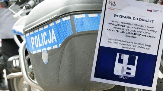 Kiedy kierowca wraca do auta, "mandat" tkwi już za wycieraczką. Od hakera