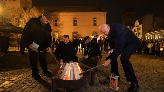 Harcerze w Toruniu przekazali Betlejemskie Światło Pokoju