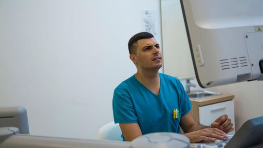 Będzie duża zmiana dla pacjentów. Zadzwoni AI i za karę wstawi „na koniec kolejki”