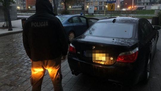 Przechodnie oglądali się za kierowcą BMW. Dziwne zachowanie wyjaśnione