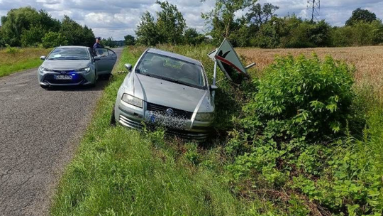 Pijany kierowca bez prawa jazdy wpadł dwa razy do rowu. Grożą mu poważne konsekwencje