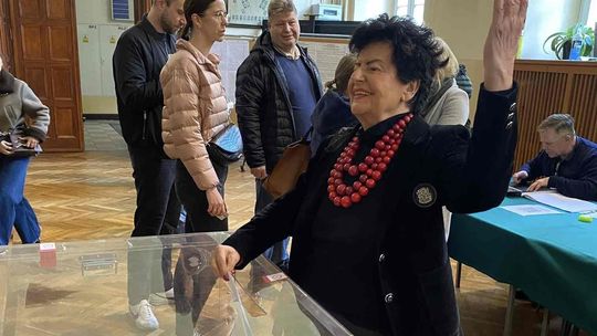 Joanna Senyszyn jednak wsparła kandydata. Czy czerwone korale powędrują do Pałacu Prezydenckiego?