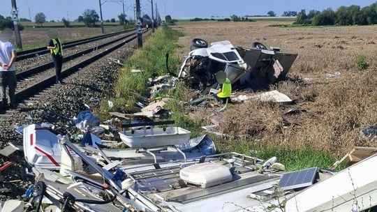 Kamperem wjechał wprost pod pociąg. Tragiczne skutki zderzenia