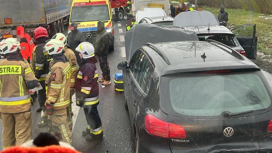 Karambol na drodze krajowej. Cztery osoby ranne, w tym dziecko