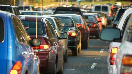 Właściciele elektryków stracą przywilej. Znowu staną w korkach?