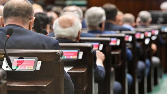 Koniec z bazgraniem przez radnych, prezydentów i posłów. Oświadczenie majątkowe da się odczytać