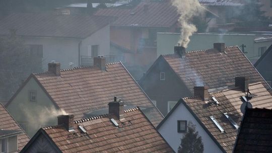 Kopciuchy trują Toruń. Miliardy złotych idą rokrocznie z dymem