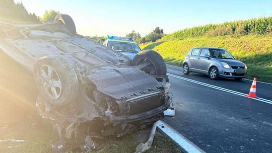 Korzystał ze smarfona podczas jazdy. Wypadł na zakręcie i dachował