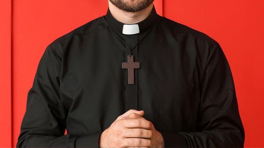 Ksiądz z lekarzem dorwali się do narkotyków w szpitalu. Zwolnieni i oskarżeni