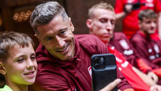 Polska kadra piłkarska w doskonałych nastrojach: Młodzi adepci futbolu na zgrupowaniu z reprezentacją!