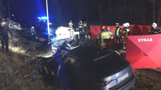 Łódź na drodze uderzyła w auto powodując śmierć 2 osób. Troje rannych w szpitalu