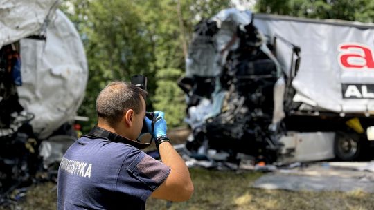 Masakryczny wypadek na DK 10. Nie żyje kierowca cysterny