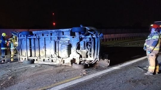 Mercedesem przewrócił busa dostawczaka