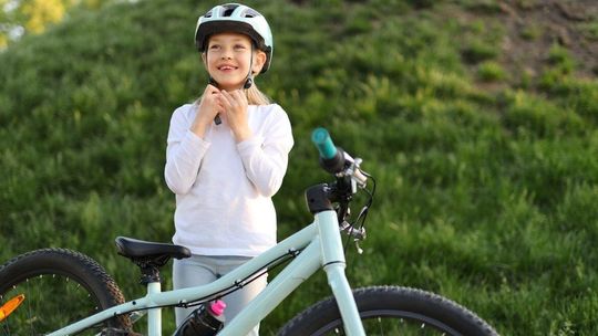 Minister idzie na zakupy. Szuka 65 tysięcy kasków dla dzieci