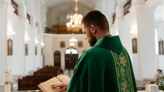 Coraz mniej wierzymy, dlatego księży jest też coraz mniej