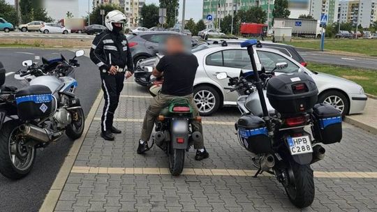 Lekkomyślny mężczyzna na motocyklu. Prawo złamał wielokrotnie