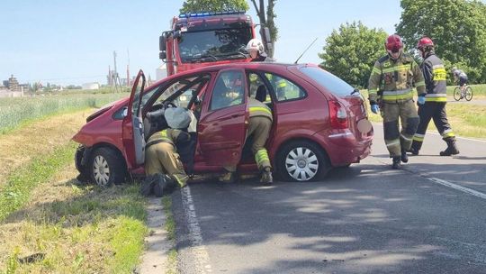 Na prostej wjechał prosto w drzewo. Auto wylądowało na przeciwległym poboczu, a kierowca w szpitalu