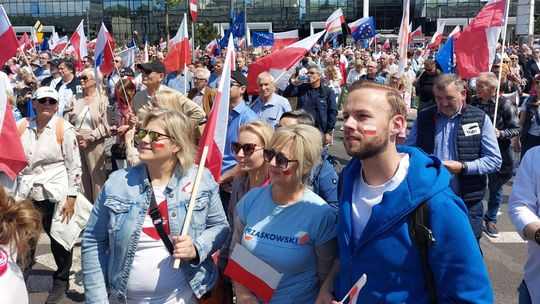 Torunianie na Wielkim Marszu Patriotów. Manifestują solidarność i poparcia dla Rafała Trzaskowskiego [FOTO]
