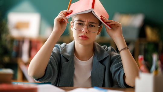 Nauczyciele wciąż zadają prace domowe. A wielu z nich stawia oceny
