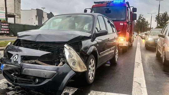 Nie wyhamował i uderzył. Skutki jazdy na zderzaku