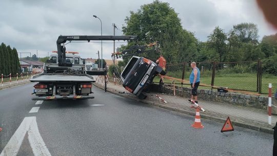 Auto "wpełzło" na barierkę. Jak do tego doszło? [ZDJĘCIA]