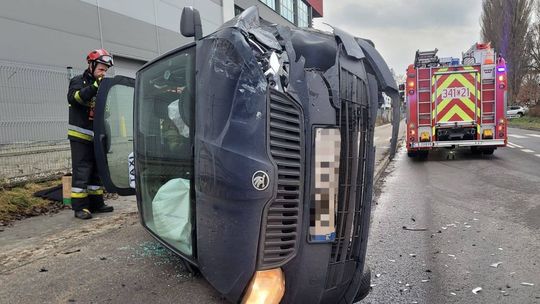 Odbił się od chińskiego terenowego SUV-a i dachował