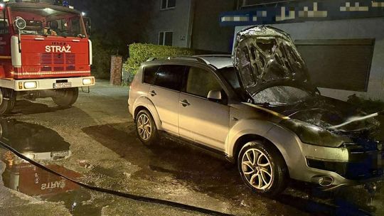 Ogień pojawił się w komorze silnika. Błyskawiczna akcja i pomoc mieszkańców