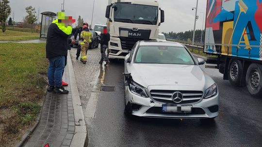 Osobówka "pocałowała się" z ciężarówką. Przez moment było groźnie